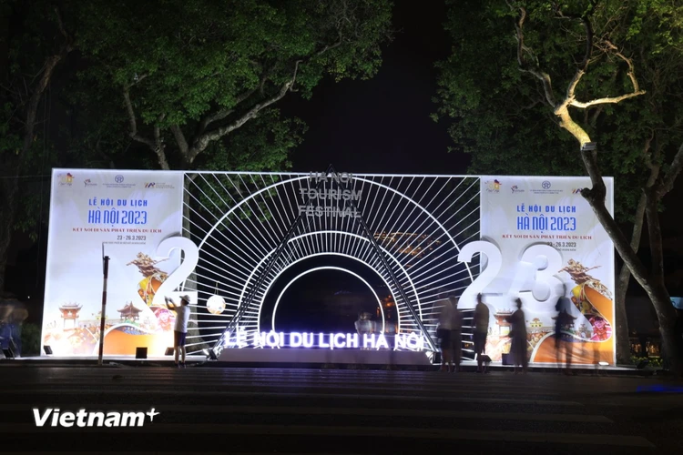 Lễ hội được tổ chức với quy mô 150 gian hàng có sự tham gia của đại diện 14 tỉnh/thành trên cả nước, gần 100 doanh nghiệp, 12 quận/huyện trên địa bàn thành phố Hà Nội. (Ảnh: Hoài Nam/Vietnam+)