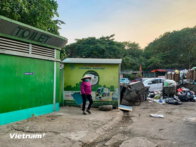 Hiện nay trên địa bàn thành phố Hà Nội chỉ có khoảng hơn 400 nhà vệ sinh công cộng; trong đó nhiều nơi đã xuống cấp, vừa không phục vụ được nhu cầu của người dân vừa gây mất mỹ quan đô thị. (Ảnh: Hoài Nam/Vietnam+)