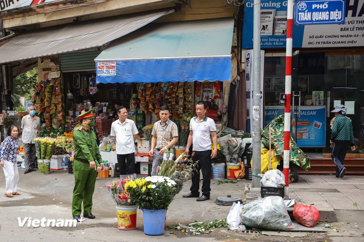 Giai đoạn 3 của chiến dịch giành lại vỉa hè của thành phố Hà Nội bắt đầu từ ngày 1/4/2023 nhằm duy trì trật tự đô thị và ra quân tiếp tục xử lý những nơi còn tái diễn vi phạm, đặc biệt tại địa bàn các phường giáp ranh. (Ảnh: Hoài Nam/Vietnam+)