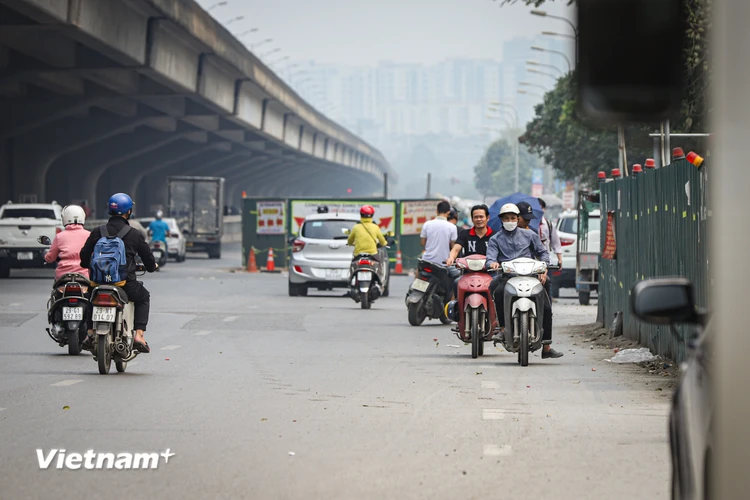 Theo ghi nhận của phóng viên Báo Điện tử VietnamPlus trên một số tuyến phố của Hà Nội, một số bộ phận người dân tại Thủ đô khi lưu thông trên đường vẫn coi nhẹ các quy định về an toàn giao thông. Các lỗi như không đội mũ bảo hiểm, vượt đèn đỏ, chở quá số người quy định, sử dụng điện thoại khi tham gia giao thông… vẫn thường xuyên xảy ra ở mọi tuyến phố, mọi lứa tuổi. (Ảnh: Hoài Nam/Vietnam+)