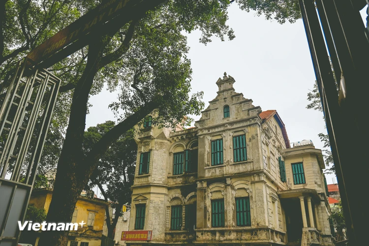 Những biệt thự Pháp cổ xuất hiện ở Hà Nội đều có tuổi đời hơn một thế kỷ. Chúng mang đậm dấu ấn của những phong cách kiến trúc phương Tây và nhiều giá trị nghệ thuật, văn hóa. (Ảnh: Hoài Nam/Vietnam+)