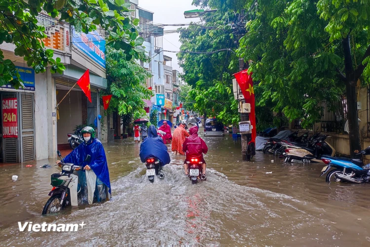 Theo bản tin của Trung tâm Dự báo khí tượng thủy văn quốc gia, hiện nay khu vực nội thành Hà Nội vẫn đang duy trì mưa vừa, mưa to đến rất to từ đầu giờ sáng 28/9. (Ảnh: Hoài Nam/Vietnam+)