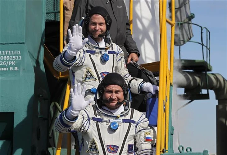 Ngày 11/10, tên lửa đẩy của tàu vũ trụ Soyuz MS-10, với nhiệm vụ đưa nhóm phi hành gia Mỹ-Nga lên Trạm Vũ trụ quốc tế (ISS), đã gặp trục trặc trong quá trình cất cánh từ sân bay vũ trụ Baikonur ở Kazakhstan. Trong ảnh: Trong ảnh: Hai phi hành gia là Nick Hague và Aleksey Ovchinin trước chuyến bay tại sân bay vũ trụ Baikonur ở Kazakhstan ngày 11/10. (Nguồn: AFP/TTXVN)