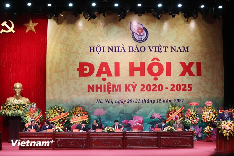 Để điều hành phiên chính thức ngày hôm nay, Đại hội đại biểu Hội Nhà báo Việt Nam lần thứ XI đã bầu ra Đoàn Chủ tịch Đại hội. (Ảnh: Hoài Nam/Vietnam+)