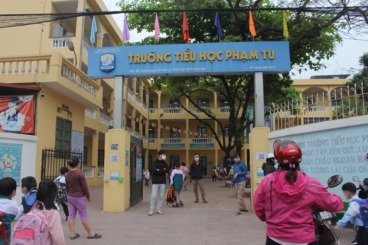 Sáng 6/4, học sinh tiểu học và trung học cơ sở trên địa bàn thành phố Hà Nội đã trở lại trường. Nhiều phụ huynh chia sẻ các con háo hức cả đêm, sáng lại dậy sớm để mong tới lớp. Dù 8 giờ là thời điểm học sinh tiểu học tới trường, nhưng từ 7 giờ đã có nhiều em được cha mẹ đưa tới lớp. (Ảnh: Minh Anh/Vietnam+)