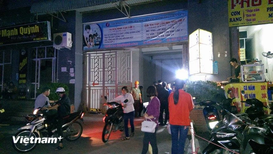 Chiều 12/10, cư dân sinh sống tại tòa nhà CT4a mới được dắt xe máy khỏi tòa nhà. (Ảnh: Sơn Bách/Vietnam+)