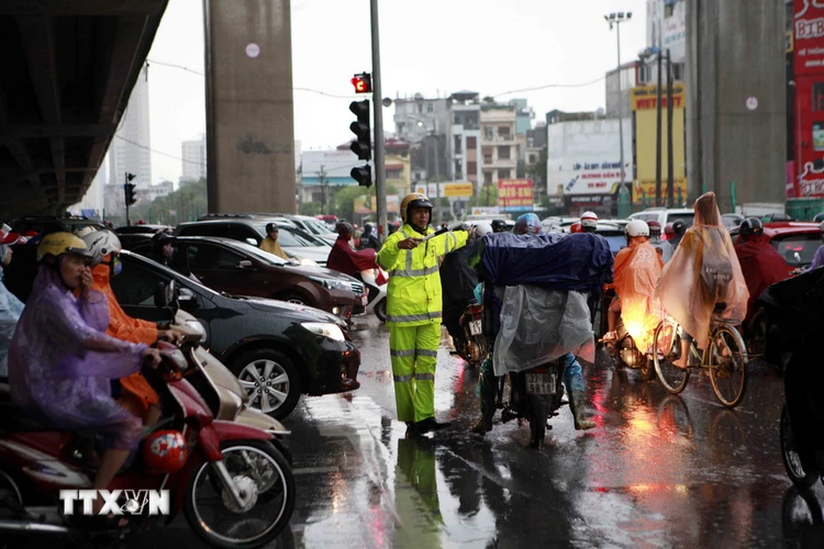 Cảnh sát giao thông vất vả điều tiết giao thông tại tuyến đường Nguyễn Trãi. (Ảnh: Phạm Kiên/TTXVN) 
