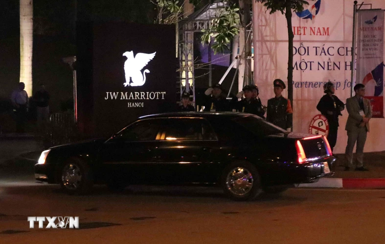Chiếc xe The Beast (Quái thú) chở Tổng thống Mỹ Donald Trump về đến khách sạn Marriott JW. (Ảnh: Văn Điệp/TTXVN)