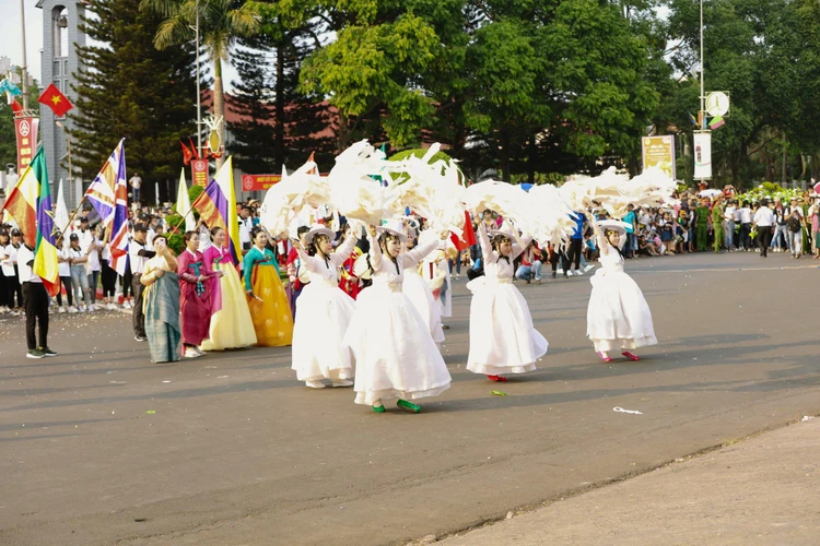 Trong khuôn khổ Lễ hội Càphê Buôn Ma Thuột lần thứ 7, chiều ngày 9/3 đã diễn ra Lễ hội đường phố với chủ đề 'Tinh hoa đại ngàn.' (Nguồn:Bích Ngọc/Vietnam+)