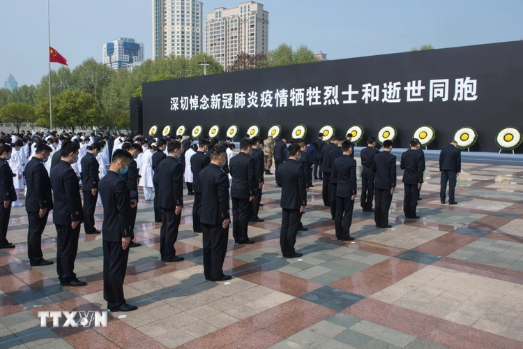 Người dân mặc niệm trong lễ quốc tang tưởng nhớ các liệt sỹ và bệnh nhân tử vong vì đại dịch COVID-19 ở Vũ Hán, tỉnh Hồ Bắc, Trung Quốc ngày 4/4/2020. (Nguồn: AFP/TTXVN)