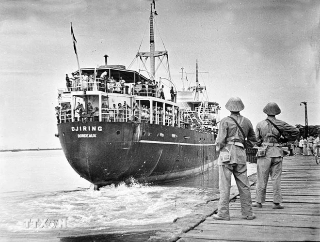 Chiếc tàu Djiring chở quân Pháp rút khỏi bến Sáu Kho (Hải Phòng), ngày 13/5/1955 dưới sự giám sát của bộ đội Việt Nam. (Ảnh: Tư liệu TTXVN)