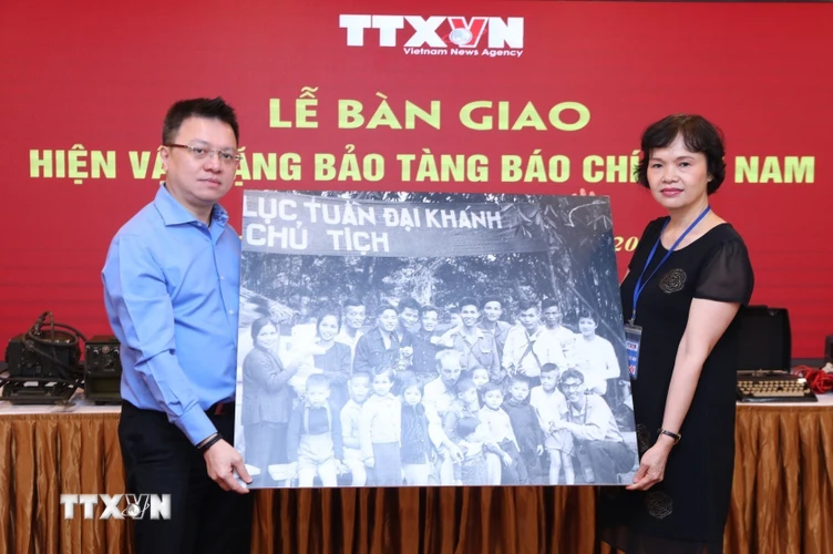 Ông Lê Quốc Minh, Phó Tổng giám đốc, Chủ tịch Liên Chi hội Nhà báo TTXVN, trao hiện vật cho đại diện Bảo tàng Báo chí Việt Nam. (Ảnh: Thành Đạt/TTXVN)