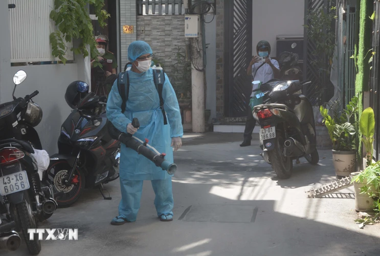 Nhân viên y tế Đà Nẵng phu thuốc khử khuẩn từng nhà, đường ngõ tại khu vực dân cư nơi bệnh nhân COVID-19 số 418 sinh sống. (Ảnh: Võ Dũng/TTXVN)