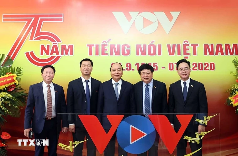 Thủ tướng Nguyễn Xuân Phúc với các đại biểu dự kỷ niệm 75 năm Ngày thành lập Đài tiếng nói Việt Nam(7/9/1945-7/9/2020). (Ảnh: Thống Nhất/TTXVN)
