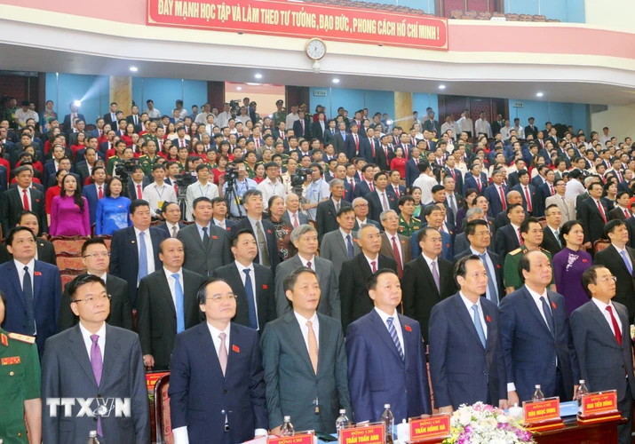 Các đại biểu thực hiện nghi lễ chào cờ tại Đại hội đại biểu Đảng bộ tỉnh Hà Nam lần thứ XX, nhiệm kỳ 2020-2025. (Ảnh Đại Nghĩa/TTXVN)