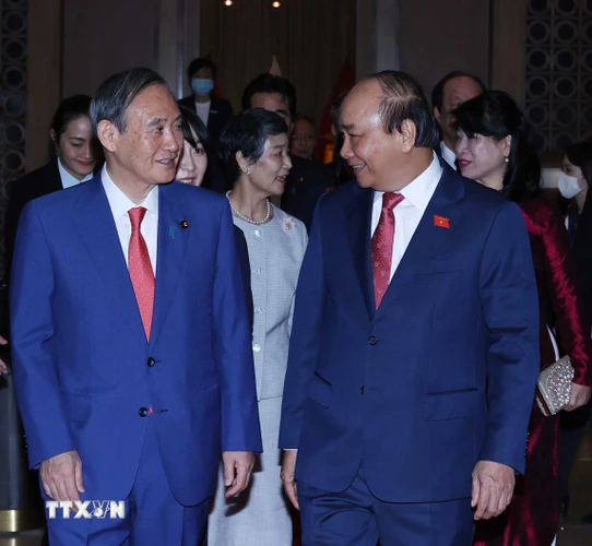 Thủ tướng Nguyễn Xuân Phúc và Phu nhân tiễn Thủ tướng Nhật Bản Suga Yoshihide và Phu nhân. (Ảnh: Thống Nhất/TTXVN)