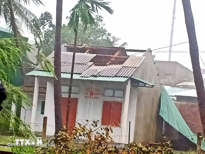 Một ngôi nhà tại thị xã Hoài Nhơn bị tốc mái. (Ảnh: Tường Quân/TTXVN)