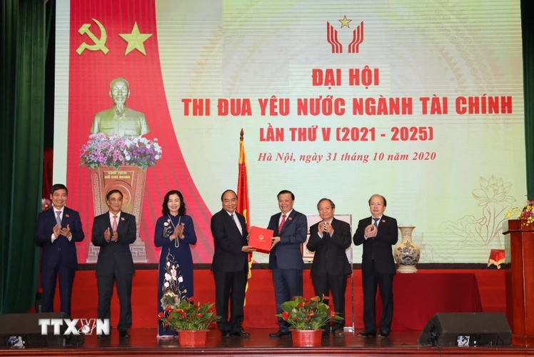 Thủ tướng Nguyễn Xuân Phúc tặng quà cho Bộ Tài chính. (Ảnh: Phạm Hậu/TTXVN)