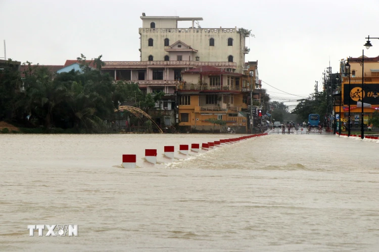 Nước lũ trên sông Hương tràn qua khu vực đập đá ở thành phố Huế. (Ảnh: Đỗ Trưởng/TTXVN)