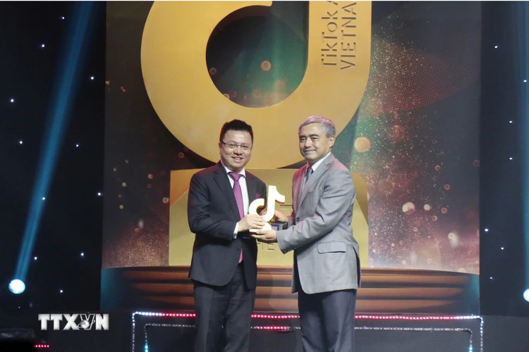 Phó Tổng Giám đốc TTXVN Lê Quốc Minh nhận giải thưởng hạng mục Kênh thông tin có tác động xã hội. (Ảnh: Tiến Lực/TTXVN)