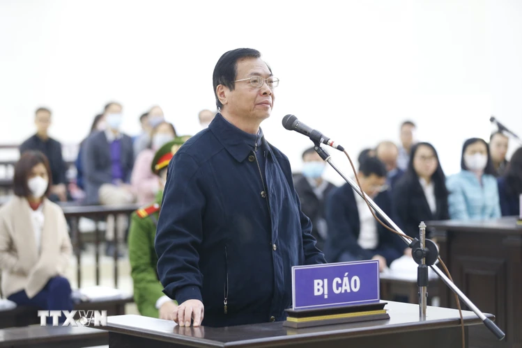 Bị cáo Vũ Huy Hoàng (67 tuổi, cựu Bộ trưởng Bộ Công Thương) khai báo tại phiên tòa. (Ảnh: Doãn Tấn/TTXVN)