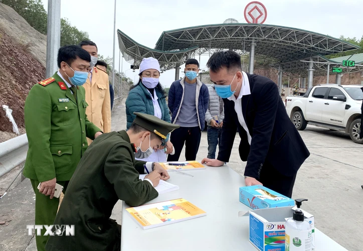 Lực lượng chức năng làm nhiệm vụ ở chốt kiểm dịch COVID-19 đặt tại trạm thu phí cao tốc Hạ Long-Vân Đồn, thuộc địa phận huyện Vân Đồn. (Nguồn: TTXVN phát)