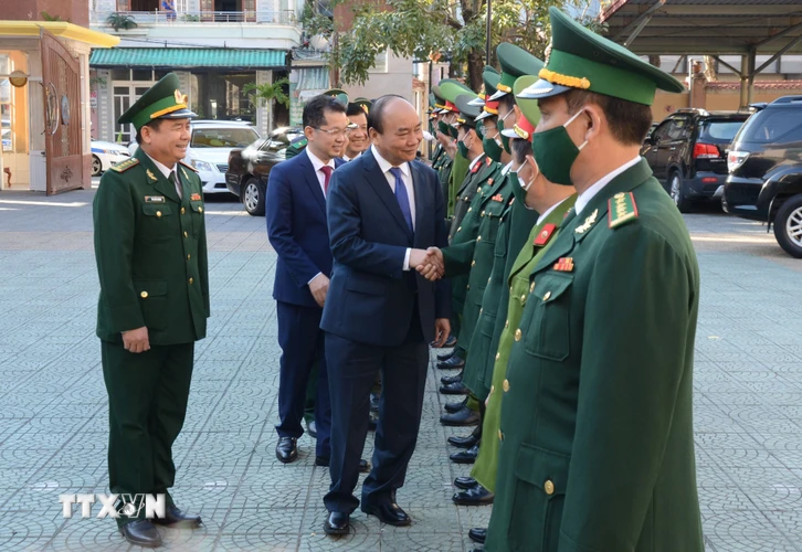 Thủ tướng Nguyễn Xuân Phúc đến thăm, chúc Tết các lực lượng vũ trang thành phố Đà Nẵng. (Ảnh: Quốc Dũng/TTXVN)