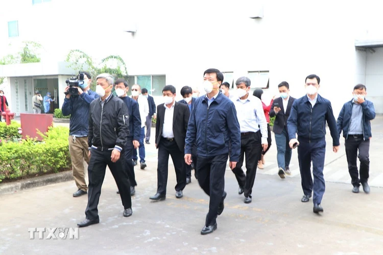 Thứ trưởng Bộ Y tế kiểm tra công tác phòng, chống dịch tại Công ty TNHH Hitachi Cable Việt Nam thuộc Khu công nghiệp Tân Trường (huyện Cẩm Giàng). (Ảnh: Mạnh Minh/TTXVN)