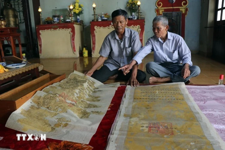 Các sắc phong tại điện thờ Thánh mẫu Thiên Y A Na (phường Hương An, thị xã Hương Trà) được phục chế trên giấy dó. (Ảnh: Đỗ Trưởng/TTXVN)
