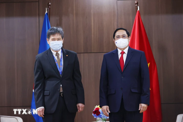 Thủ tướng Phạm Minh Chính và Tổng Thư ký ASEAN Lim Jock Hoi chụp ảnh chung. (Ảnh: Dương Giang/TTXVN)
