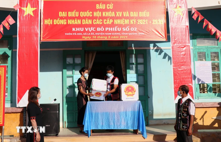 Kiểm tra hòm phiếu trước khi bỏ phiếu bầu cử tại xã biên giới La Êê, huyện Nam Giang, tỉnh Quảng Nam. (Ảnh: Trần Tĩnh/ TTXVN)