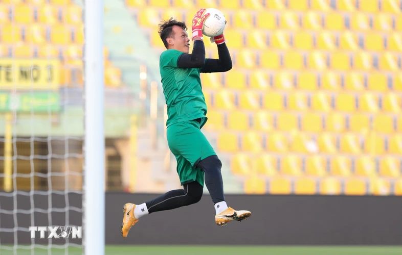 Tối 14/6, đội tuyển Việt Nam đã có buổi tập làm quen sân Zabeel để chuẩn bị cho trận đấu với đội tuyển UAE vào tối ngày 15/6/2021. Trong ảnh: Thủ môn Tấn Trường luyện tập. (Ảnh: Hoàng Linh/TTXVN)