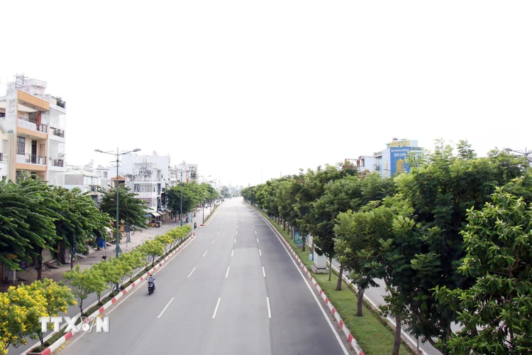 Đường Phạm Văn Đồng, một trong nững tuyến trục chính kết nối thành phố Thủ Đức với trung tâm Thành phố Hồ Chí Minh khá vắng vẻ. (Ảnh: Tiến Lực/TTXVN)