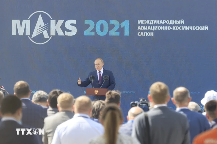 Tổng thống Nga Vladimir Putin phát biểu khai mạc triển lãm Hàng không và vũ trụ quốc tế Moskva 2021. (Ảnh: Trần Hiếu/TTXVN)