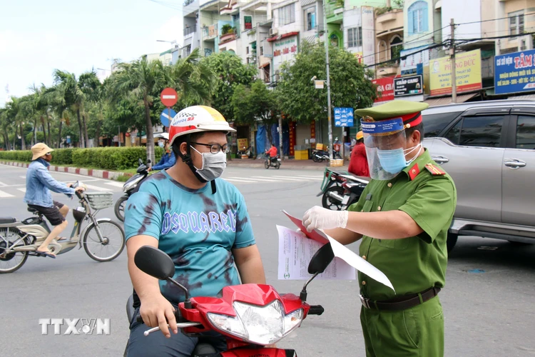 Bắt đầu từ 0 giờ ngày 2/8/2021, Thành phố Hồ Chí Minh tiếp tục thực hiện giãn cách xã hội theo Chỉ thị 16/CT-TTg của Thủ tướng Chính phủ nhằm quyết liệt kiểm soát và khống chế dịch COVID-19. (Ảnh: Tiến Lực/TTXVN)