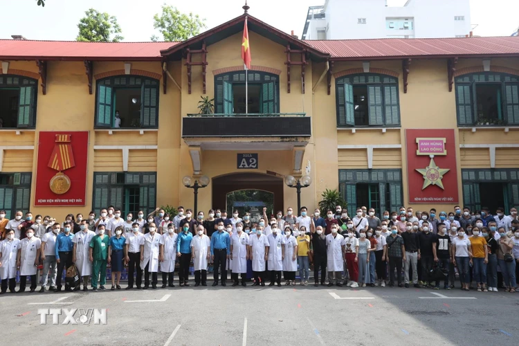 Lễ tiễn đoàn 300 cán bộ, y bác sỹ Bệnh viện Việt Đức lên đường triển khai trung tâm hồi sức tích cực điều trị bệnh nhân COVID-19 (trực thuộc Bệnh viện hữu nghị Việt Đức) tại Thành phố Hồ Chí Minh diễn ra sáng 5/8/2021, tại Hà Nội. (Ảnh: Minh Quyết/TTXVN)