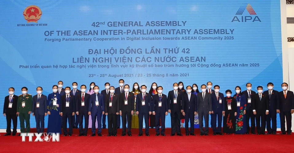 Chủ tịch Quốc hội Vương Đình Huệ và các đại biểu tham dự Đại hội đồng AIPA lần thứ 42 (AIPA 42). (Ảnh: Doãn Tấn/TTXVN)