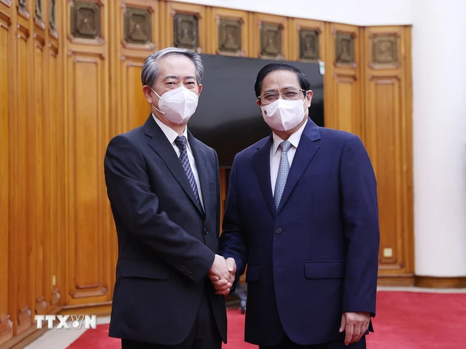 Thủ tướng Phạm Minh Chính với Đại sứ Hùng Ba tại buổi tiếp. (Ảnh: Dương Giang/TTXVN)