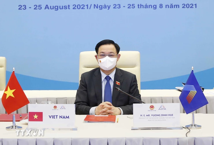 Chiều 25/8/2021, tại Hà Nội, Chủ tịch Quốc hội Vương Đình Huệ dẫn đầu Đoàn đại biểu Quốc hội Việt Nam tham dự Lễ bế mạc Đại hội đồng AIPA lần thứ 42 (AIPA 42) được tổ chức theo hình thức trực tuyến. (Ảnh: Doãn Tấn/TTXVN)