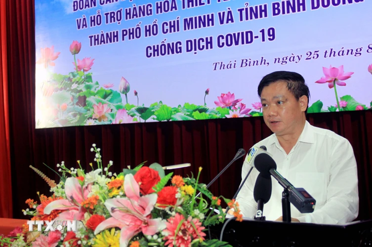 Chủ tịch Ủy ban Nhân dân tỉnh Thái Bình Nguyễn Khắc Thận phát biểu động viên, giao nhiệm vụ cho đoàn công tác. (Ảnh: Thế Duyệt/TTXVN)