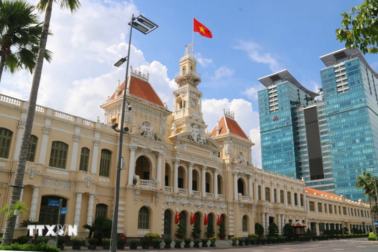 Trụ sở Ủy ban Nhân dân Thành phố Hồ Chí Minh treo cờ chào mừng ngày Quốc khánh 2/9. (Ảnh: Thanh Vũ/TXVN)