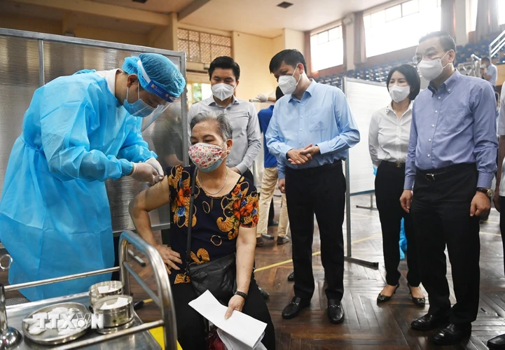 Bộ trưởng Bộ Y tế Nguyễn Thanh Long và Chủ tịch Ủy ban Nhân dân thành phố Hà Nội Chu Ngọc Anh kiểm tra việc tiêm vaccine phòng COVID-19 cho người dân. (Ảnh: Lâm Khánh/TTXVN)