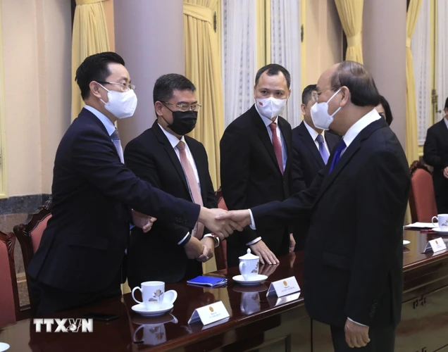Chủ tịch nước Nguyễn Xuân Phúc với các đại sứ, trưởng cơ quan đại diện Việt Nam tại nước ngoài chuẩn bị lên đường nhận nhiệm vụ. (Ảnh: Lâm Khánh/TTXVN)