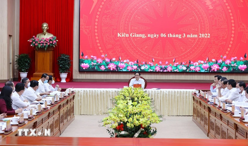 Thủ tướng Phạm Minh Chính chủ trì làm việc với lãnh đạo chủ chốt tỉnh Kiên Giang. (Ảnh: Dương Giang/TTXVN)