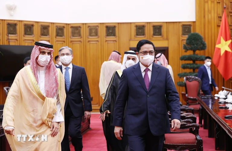 Thủ tướng Phạm Minh Chính tiếp Bộ trưởng Ngoại giao Saudi Arabia Faisal Bin Farhan Al Saud. (Ảnh: Dương Giang/TTXVN)