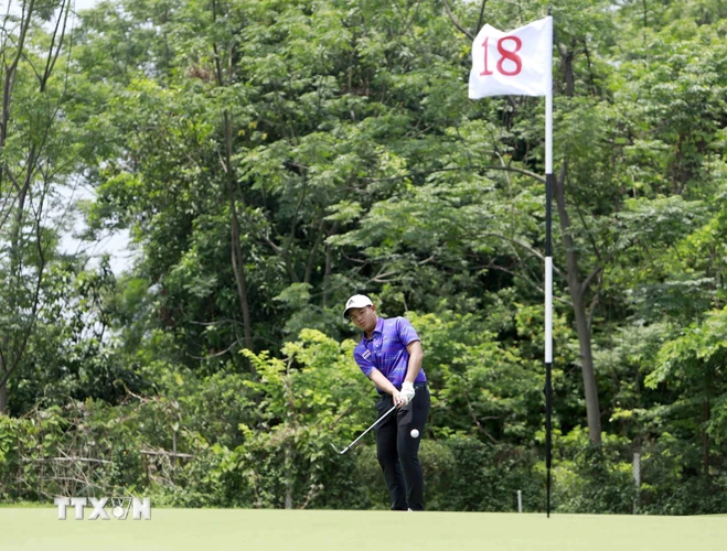Sau khi thi đấu tại 18 hố golf ,VĐV Weerawish Narkprachar (Thái Lan) đang tạm thời đứng đầu bảng xếp hạng tại vòng 1 cá nhân nam. (Ảnh: Hoàng Hùng/TTXVN)