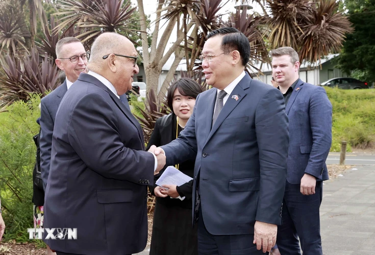 Lãnh đạo Đại học Waikato đón Chủ tịch Quốc hội Vương Đình Huệ. (Ảnh: Doãn Tấn/TTXVN)