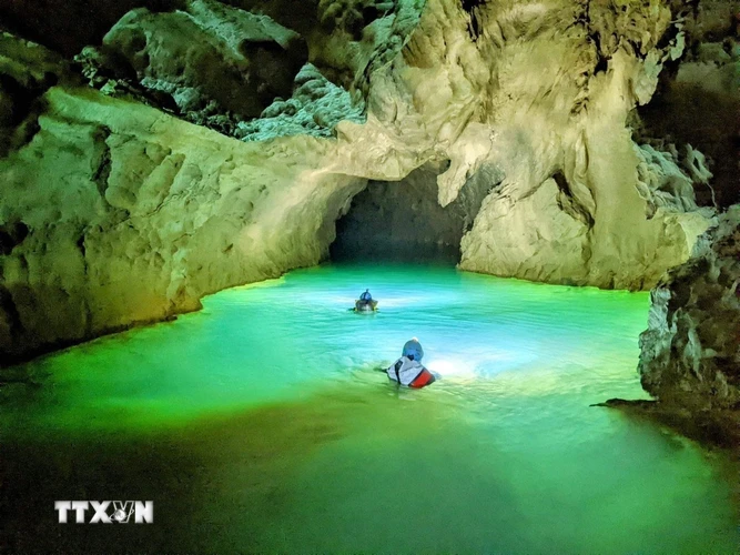 Ban quản lý Vườn Quốc gia Phong Nha-Kẻ Bàng cho biết trong chuyến khảo sát tìm kiếm hang động vừa kết thúc, Hiệp hội Hang động Hoàng gia Anh đã phát hiện thêm 22 hang động mới ở phía tây tỉnh Quảng Bình. (Ảnh: TTXVN phát)