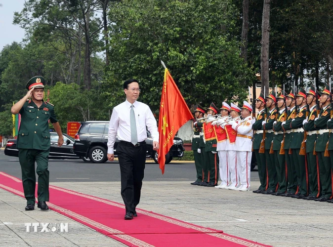 Ông Võ Văn Thưởng, Ủy viên Bộ Chính trị, Chủ tịch nước thăm, làm việc với Bộ Tư lệnh Quân khu 9. (Ảnh: Thống Nhất/TTXVN)