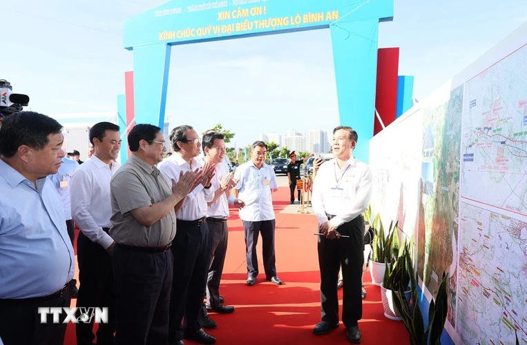 Thủ tướng Phạm Minh Chính nghe báo cáo về Dự án đầu tư xây dựng đường Vành đai 3 Thành phố Hồ Chí Minh. (Ảnh: Dương Giang/TTXVN)